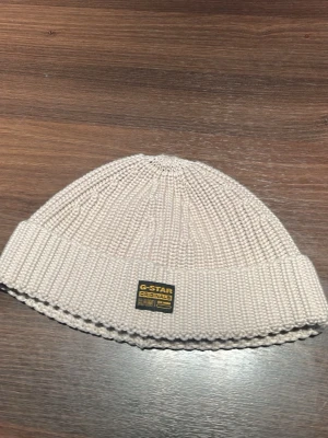 G star mössa - Vit G-star mössa aldrig använd.