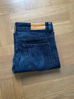 Acne Jeans - Säljer ett par Acne jeans i fint skick men sönder vid jeansets ändar men går lätt att fixa med symaskin.                            W=30 L=34                                                           Skriv vid funderingar eller diskussioner om pris🙌✨