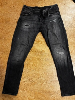 Svarta jeans - Säljer svarta jeans från Jack & Jones. Använda ett par gånger, inget slitage. W33 L32