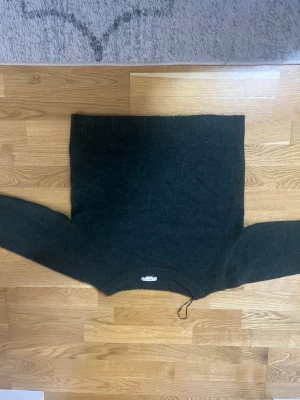 Stickade tröja - Stickade tröja, storlek 158-164. Lite mörkare oliv grön än i bilden.