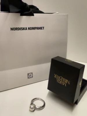 Claw Pearl Ring - Maria Nilsdotter  - Säljer min claw pearl ring, tillverkad i 925 sterling silver med en sötvattenpärla. Kommer inte till användning längre då den bara ligger i garderoben. Köpt för ungefär 3 år sen men inte allt för sliten (några repor men inget som syns). Då den köpt för 3 år sen finns tyvärr inget kvitto tillgängligt, men om frågor kring äktihetsbevis dyker upp finns bilder och bevis!