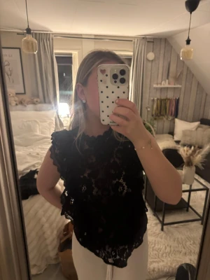 Spets topp från bikbok  - En jättefin spelstopp från bikbok som aldrig är använd, den har två volanger på framsidan och passar till allt!!