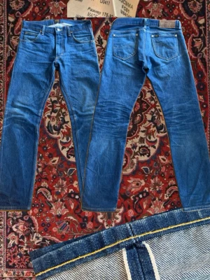 Selvedge Lee jeans - Säljer ett par blå selvedge jeans ifrån Lee Jeans. Modellen är Rider 101 i en slim / straight passform och storlek 29/32. Jeansen har väldigt snygga fades, honeycombs och whiskering.