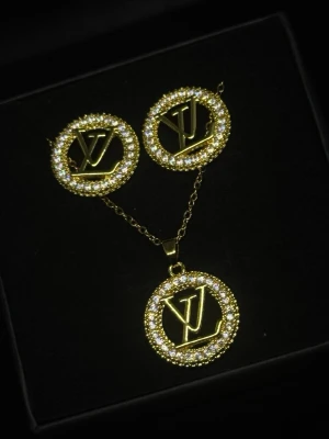 Smyckeset  - Helt nytt set, örhängen och halsband.