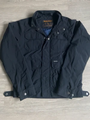 Woolrich field jacka - Woolrich Field Jacket Storlek: S (jag är 178 cm lång, se bild för passform) Färg: Navy Blue Sitter perfekt för XS/S. Skick: 8/10 Mycket liten skada som syns på bilden, inte synlig när den bärs. Använd men fortfarande i gott skick. Nypris: 450€ Skickas inom 24 timmar!