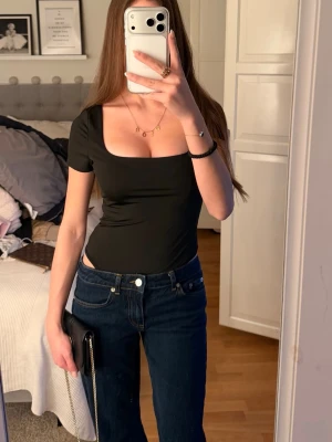 Svart body med fyrkantig uringning.  - Svart snygg body med uringning. Stretchig och skön och man kan välja hur urringad den ska vara osv. Säljer denna eftersom jag råka beställa 2 stycken och älskar denna!!