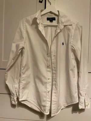 Vit skjorta från Ralph Lauren - Klassisk vit skjorta från Ralph Lauren. Riktigt snyggt och fräscht plagg till våren. 