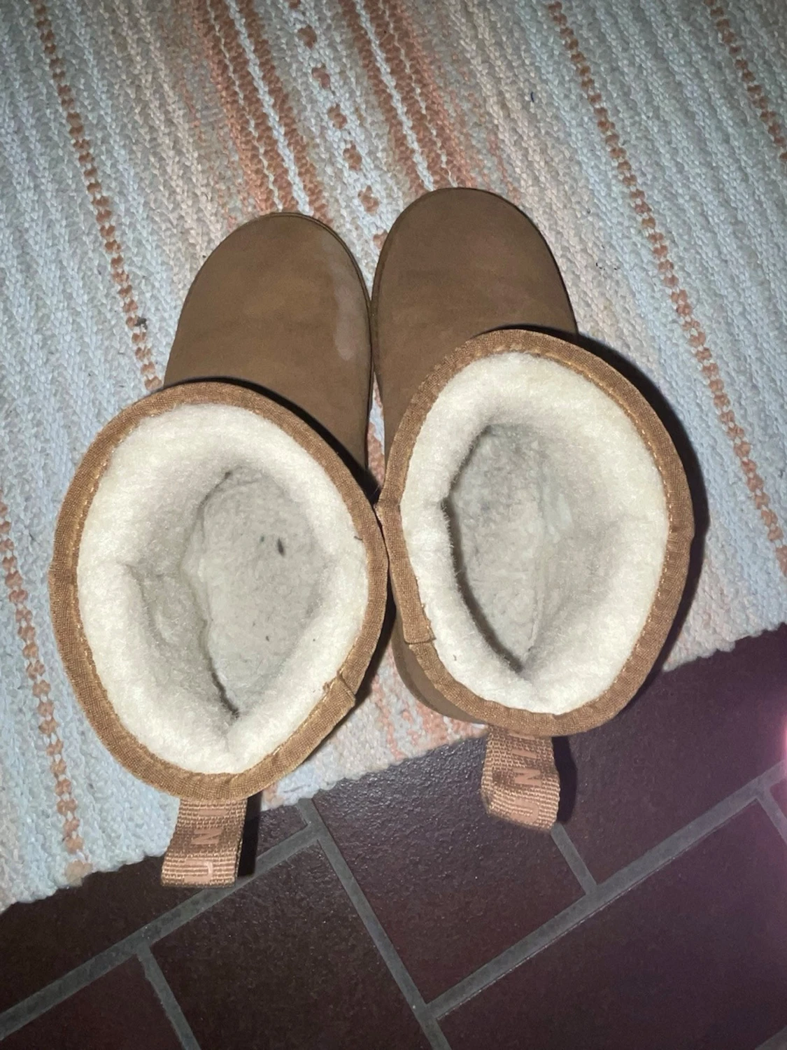 Bruna fårskinnstofflor i mocka - 4