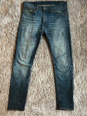 Levi's 510 31/34 sitter som 32/32 - Säljer ett par klassiska Levi's 510 i blå tvätt med slitningar och snyggt blekta partier. Jeansen har blivit behandlade av Lavato genom egen blekning och tvätt. OBS! Sitter som 32/32
