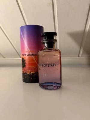 Louis Vuitton City of Stars - Säljer nu splitt på Louis Vuitton City of Stars. Storlekarna som finns är 2,3,5 ml men 10 och 30 går även att lösas. Frakt kan lösas privat eller via plick. Priser||109|149|199| Skriv vid minsta lilla fundering🙌