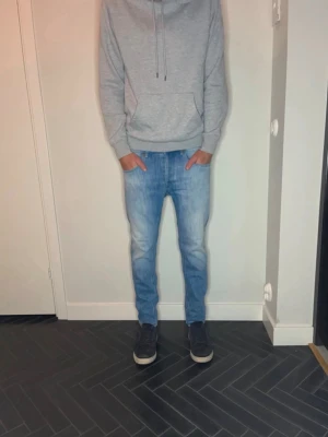 Dondup jeans | W29 - dondup jeans i storlek 29 | model: slim fit | sjukt fet färg och fade | nästan helt nytt skick | nypris: runt 3000 | kom med prisförslag! 