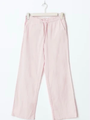 Lågmidjade ljusrosa linnebyxor med dragsko - Säljer ett par ljusrosa linnebyxor med avslappnad passform och resår i midjan samt dragsko. Byxorna har raka ben och sidfickor, perfekta för en chill och luftig stil. Materialet är linne vilket gör dem svala och bekväma. 