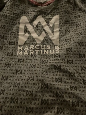 Grå Marcus & Martinus t tröja  - Marcus och Martinus pyjamas, men saknar underdel.