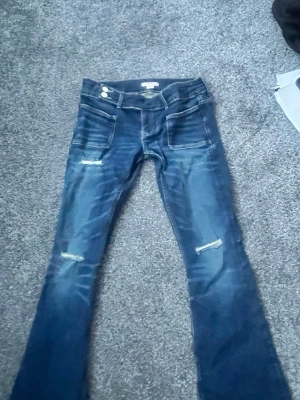 Low waist pleated flare jeans  - Pleated flare jeans i storlek xs ifrån Gina tricot! Använda ett fåtal gånger och är i mycket bra skick! Säljs då jag ej använder de. 