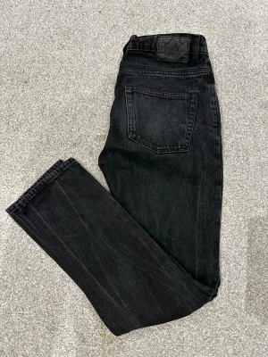 Svarta jeans från lager 157 - Säljer ett par svarta jeans från Lager 157 med rak passform och klassisk femficksdesign. Width 29, length 32. Jeansen har en diskret tvättad look och är tillverkade i kraftig denim. Perfekta till en avslappnad stil och funkar året runt. Skriv över det minsta lilla eller över den minsta funderingen!🔥🔥