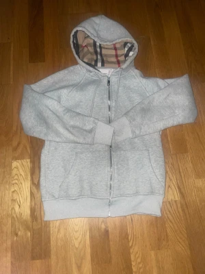 Burberry hoodie - Burberry hoodie storlek S. Nästan helt ny bara använt några gånger. Den har inga fel med sig alls och ser helt ny ut.