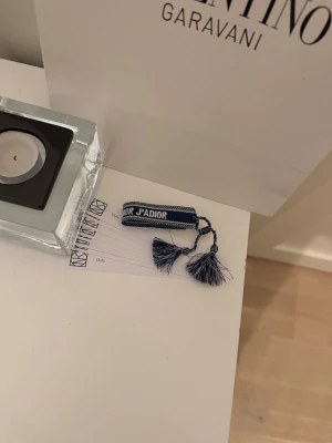 Armband - Snyggt marinblått armband .