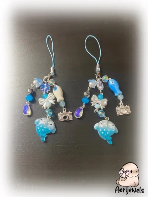 Whale phonecharm  - 100% handgjord av mig! Snälla kontakta innan du trycker på köp nu, ifall den redan har blivit såld på en annan app🫶🏼 PRIS FÖR EN #trinket #y2k #alt #emo #goth #anime #kpop #scene #whimsical #fairy #fairycore #fairygrunge #kawaii #coquette #sanrio #juminocore #shoujo #swag 