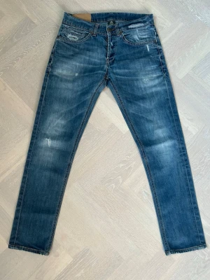 Dondup George Jeans - Tja säljer nu dessa riktigt snygga Dondup jeansen i storlek 31 där nypriset är cirka 4000kr och modellen är George, skick 9/10 vid minsta lilla fundering så är det bara att höra av sig!  Mvh Santén