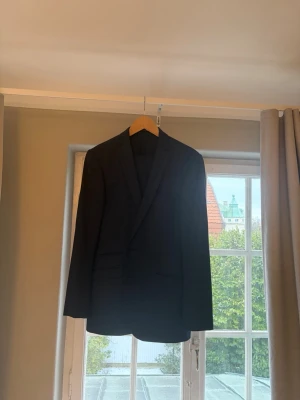 Marinblå kavaj från tiger of sweden  - Stilren marinblå kostym från Tiger of Sweden med klassisk passform och snyggt snitt. Superbra skick!