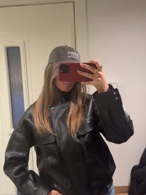 Svart skinnjacka med stora fickor - Cool svart skinnjacka med oversized passform från NA-KD😍endast använd en gång så den är som ny, i storlek 34!