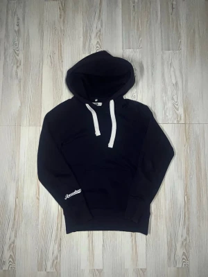 Svart hoodie från Russedress - säljer min mörkblåa russemerch hoodie i fint skick🤩 använd ett fåtal gånger inga defekter som ja vet om😇Nypris: 479kr Mitt pris 400kr. 48cm bredd 64cm längd. hör av er vid funderingar samt snabbaffär🙌🏻