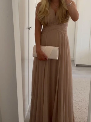 Balklänning - Säljer min vackra balklänning❤️ använd 1 gång.