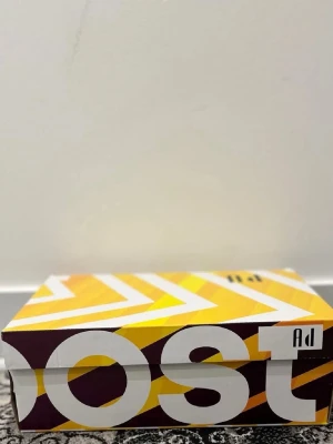 Svarta Adidas Ultra Boost sneakers - Säljer ett par svarta Adidas Ultra Boost sneakers med vit Boost-sula. Skorna har en stickad ovandel i mesh för grym komfort och en klassisk tre-randig design på sidan. Perfekta för dig som vill ha både stil och funktion i vardagen.