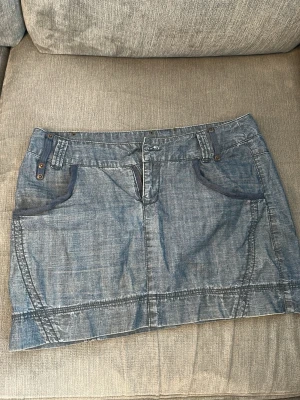 Denim kjol  - Gammal model ifrån Veromodo ifrån 2000talet , knappen har gått av men går lätt att fixa 