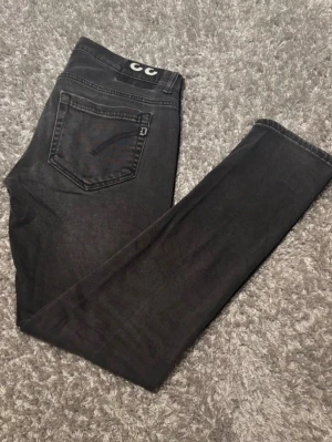 DonDup George jeans - Ett par lite schysstare DonDup George jeans i en snygg svart/grå tvätt, ett par jeans utav kvalité👌