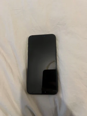 iPhone XS svart  - Svart iPhone i xs fungerar fint men som ni ser så de finns spricka men den syns knappt den är så på sidan 