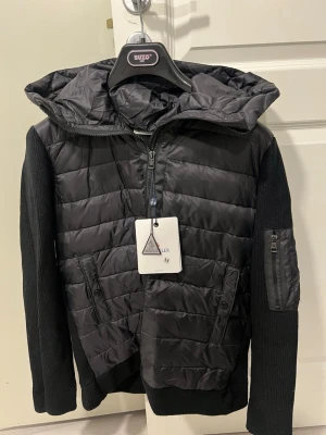 Cardigan tricot helt ny! - Helt ny & oanvänd, 10/10 skick. Mycket fin passform går att scanna logon samt qr koden, hör av er! ( Mycket hög kvalité på denna)