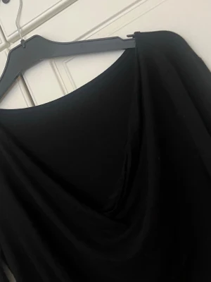 Svart långärmad me utsvängda armar  - Säljer denna svarta tröja i storlek XL