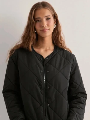 Quiltad jacka  - Super snygg vårjacka från Nelly i nyskick!  Köpte förra våren men är aldrig använd. Ordinarie pris är 699kr. 