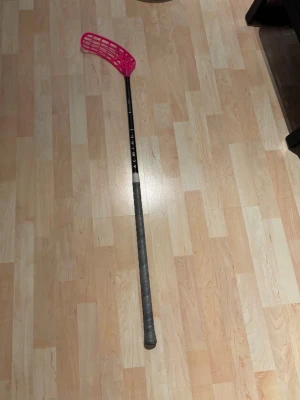 Salming Q carbon pro 2.0 - Säljer en innebandyklubba med svart skaft och ett riktigt snyggt rosa blad. Skaftet har grått greppband för extra kontroll. Perfekt för dig som vill sticka ut på planen och ha bra bollkontroll. Materialet är kolfiber och bladet är pp plast. Pris kan diskuteras!