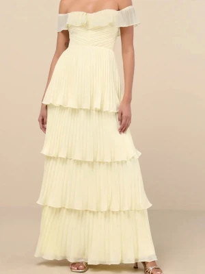 Ljusgul balklänning💝 - !HELT OANVÄND! Superfin ljusgul långklänning med offshoulder och flera lager volange, perfekt till balen. Köpt från Lulus (nypris, 1200kr)💕 säljer pga att jag ville ha en rosa istället🥰