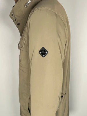 J.Lindeberg field jacket - Säljer en riktigt snygg och trendig J.Linddberg field jacket i fint skick, storlek L, vid frågor är det bara att skriva //Gramenti