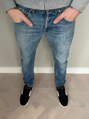 Dondup George Jeans - Tja säljer nu dessa riktigt snygga Dondup jeansen i storlek 31 där nypriset är cirka 4000kr och modellen är George, skick 9/10 vid minsta lilla fundering så är det bara att höra av sig!  Mvh Santén
