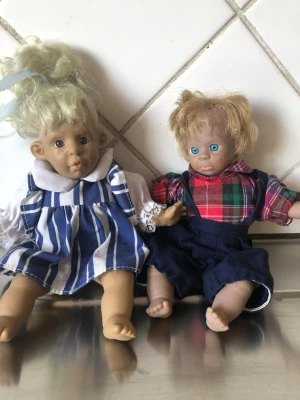 Två naturtrogna Dockor  - Två naturtrogna dockor i nyskick  pojke och flicka  ca 28 cm långa 
