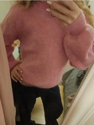 Rosa stickad tröja från Selected Femme - Supermysig och gullig rosa stickad tröja från Selected Femme i storlek XS. Tröjan har en rund halsringning, ballongärmar och ribbade muddar. Passar lika bra till jeans som till kjol. Mycket bra skick och aldrig använd. Känns något sträv mot huden så rekommenderas med ett linne/t-shirt under för bästa komfort. Nypris runt 700 kr. Säljer den då jag inte får någon användning för den.