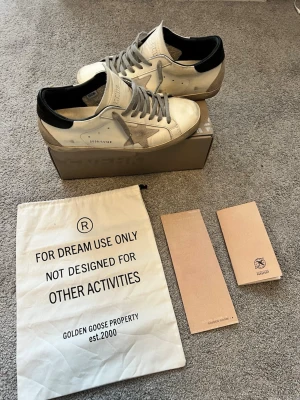 Golden goose skor  - Super fina skor, skicket är som på bilderna, allt på bilderna följer med, dom ska vara äkta men  kan inte garantera äktighet efter som att jag köpte dom på vinted därav priset, stolek 46 men kan också passa 45.