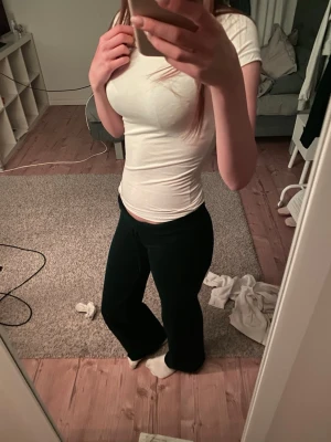 Marinblå mjukisbyxor  - Säljer ett par supersköna marinblåa mjukisbyxor från lager 157. Byxorna är perfekta för chill dagar hemma eller när du vill vara bekväm. Tillverkade i mjukt material som känns skönt mot huden. Annvända ett fåtal gånger och är i stolek xs!💗💗                                     