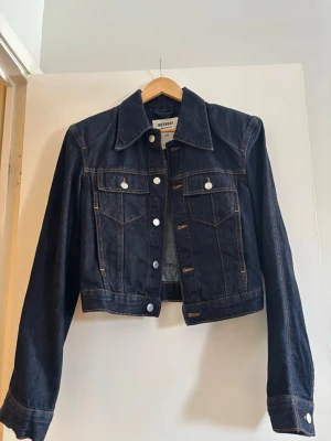Jeansjacka  - Denim jacka mörkblå från Weekday, limited edition från 2023 kollektionen. Storlek small. 