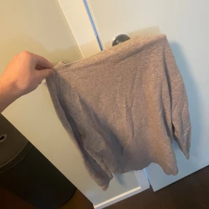 Beige stickad tröja med rund hals - En enkel och stilren beige stickad tröja med rund halsringning och långa armar. Storlek M men är ganska liten i storlek så skulle säga mellan S och M passar den