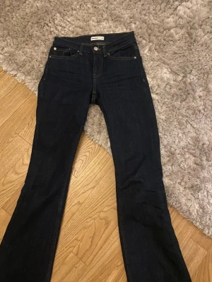 Jeans från Gina  - Jeans från Gina, använda men fint skick. Storlek 32