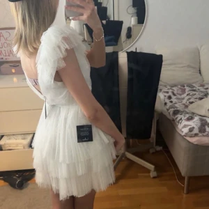 studentklänning  - studentklänning från LuLu’s i storlek xs💓 använd en gång! (har sytt in den på några ställen för att den skulle passa bättre! säg till om du vill ha bild på det)🤗