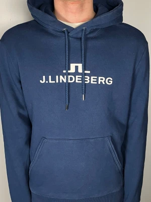 J.Lindeberg hoodie - Säljer en riktigt snygg och trendig J.Lindeberg hoodie i fint skick, storlek M, vid frågor är det bara att skriva //Gramenti