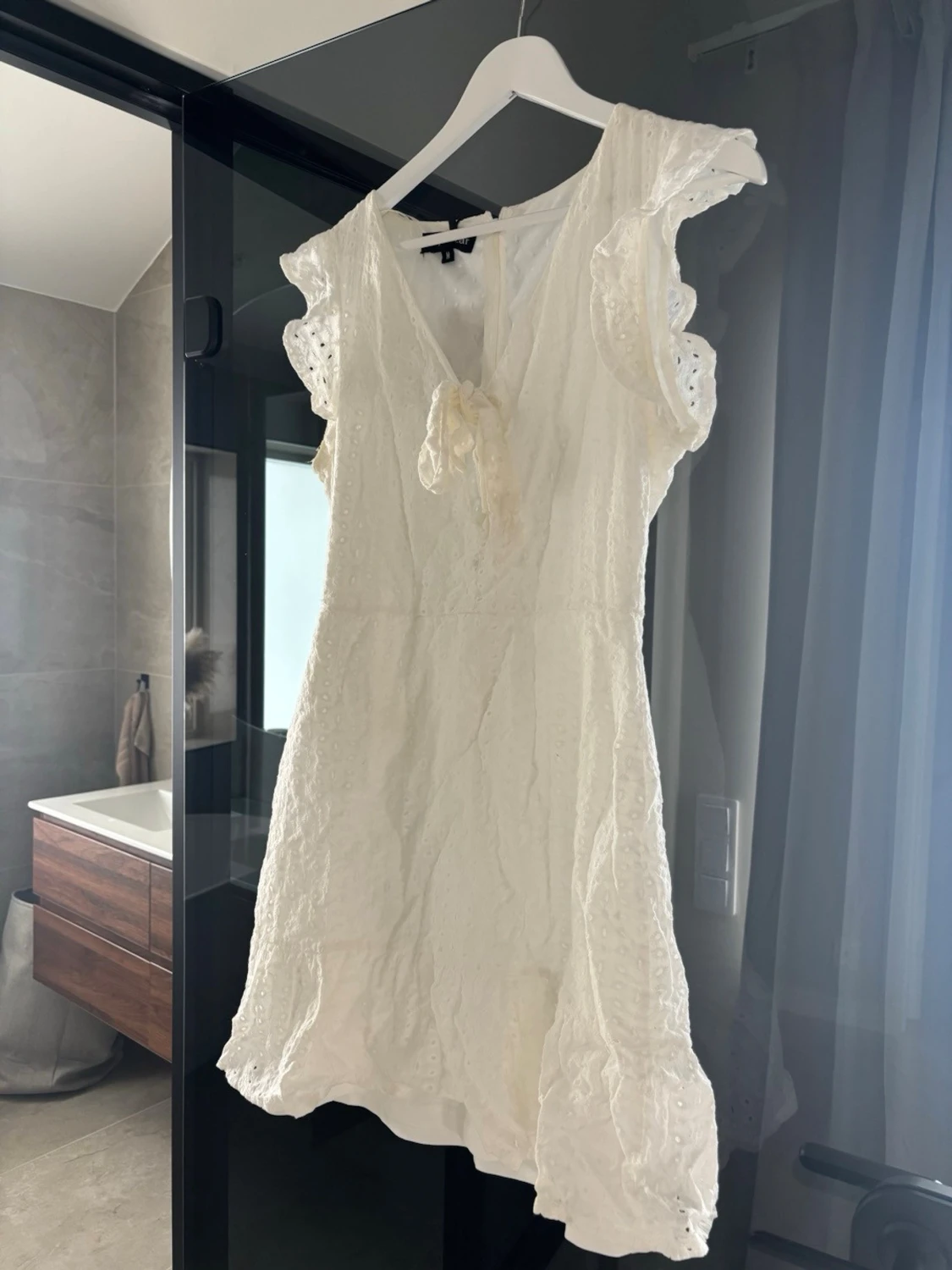 Vit kort klänning med volangärm