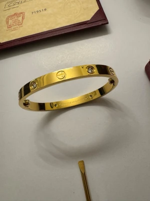 Armband • Carti • Alla Storlekar  • Dam Smycken - Storlekar i Lager: 15, 16, 18, 19, 20 | Box & Certifikat 300:-(Seperat Annons) • Kvalitet: Samma kvalité som butik . Material: Äkta metall (Rostar ej) • Serienummer: Ja (unik märkning) • High-end Detaljer Som Orginal Beställ Innan 20:00 sà postas det samma kväll eller tidigare på dagen. 1-2 dagars frakt. Följ oss gärna på Insta @akopia.smycken