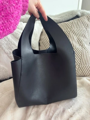 Totebag - En liten Carin Wester tote-bag (sanya). Nyköpt och använt 2-3 gånger, ångrat köp. Nypris 499kr Åhléns.